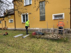 Reparatur von Rissen in einem Einfamilienhaus